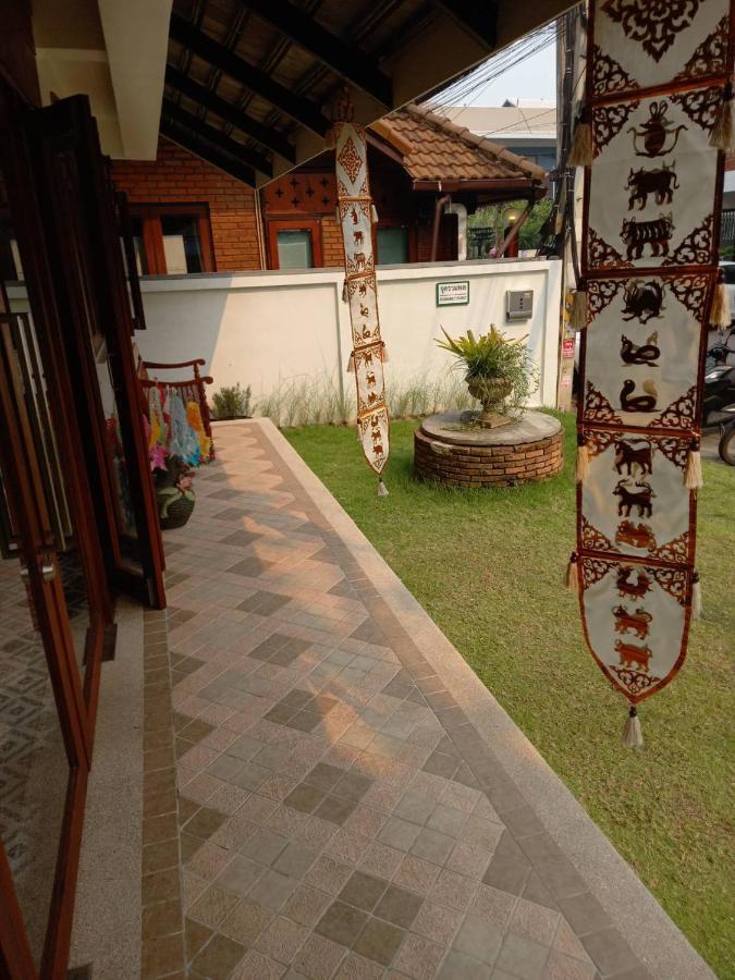 Valentier Cafe And Hotel Chiang Mai Exterior photo